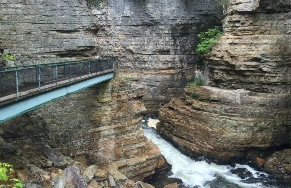 アメリカ東部で5番目に高い山に登り、アメリカ東部のグランドキャニオンでラフティングを楽しむ