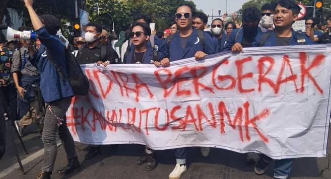 インドネシアでも大規模な民衆抗議運動が勃発した。