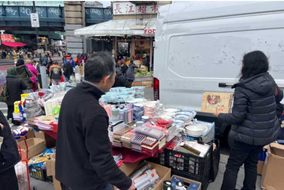ニューヨーク州フラッシングの中国系コミュニティ：買い物客が露店で中国からの輸入品を買いだめ