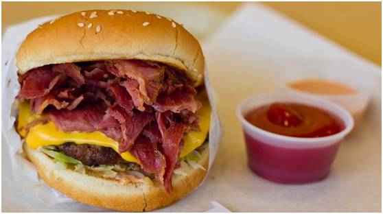 タイトル: アメリカ各州の名物料理を巡る旅：スモークビーフバーガーからカントリーハムまで、風味豊かな旅