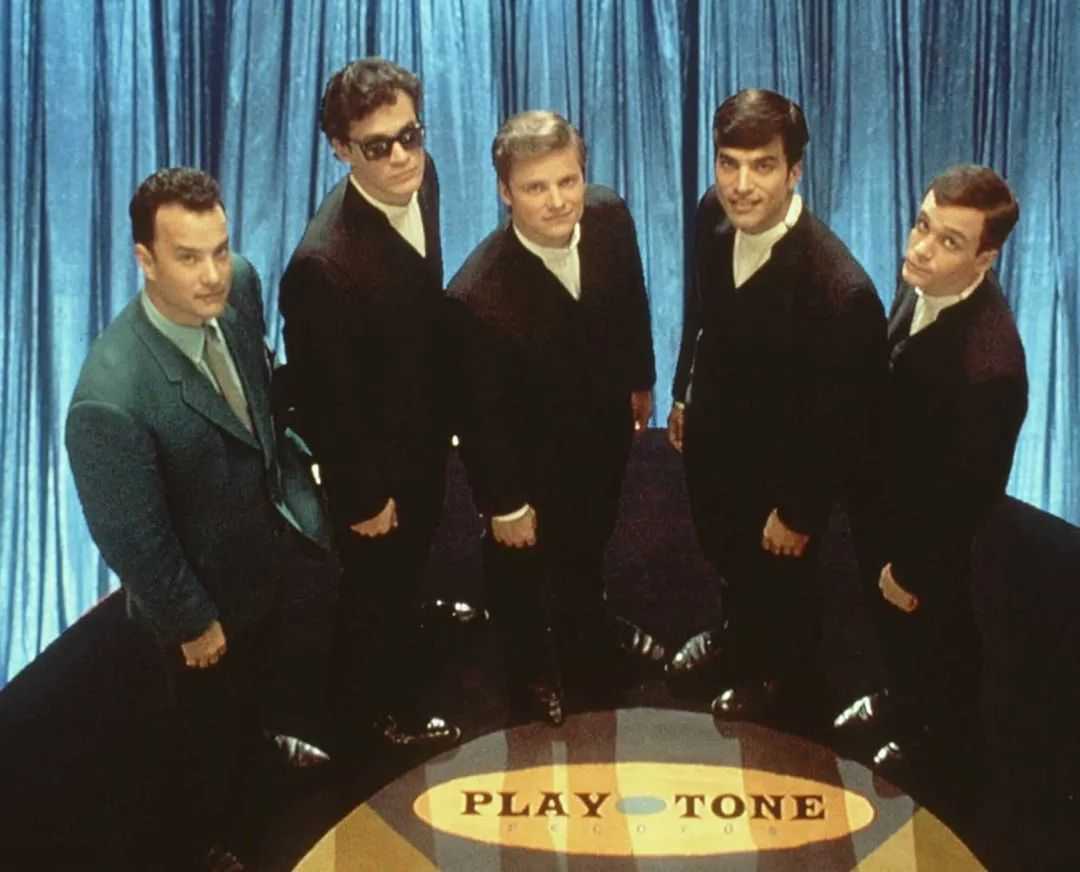 トム・ハンクス監督デビュー作『That Thing You Do!』で彼の芸術的才能を披露