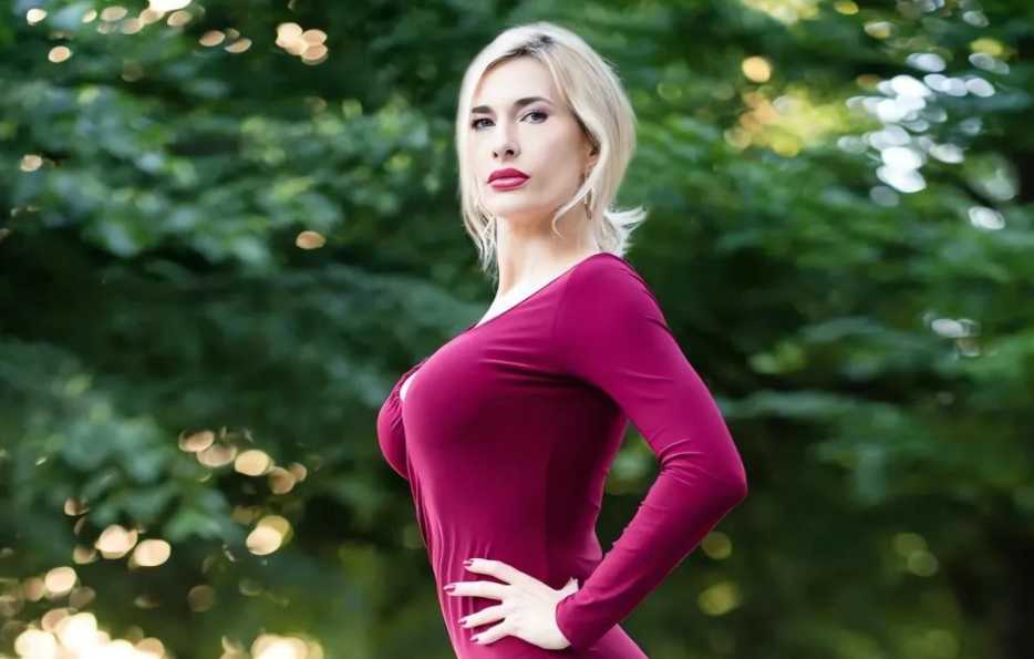 アマチュアモデルの驚異的なショット:彼女の世界を垣間見る 130