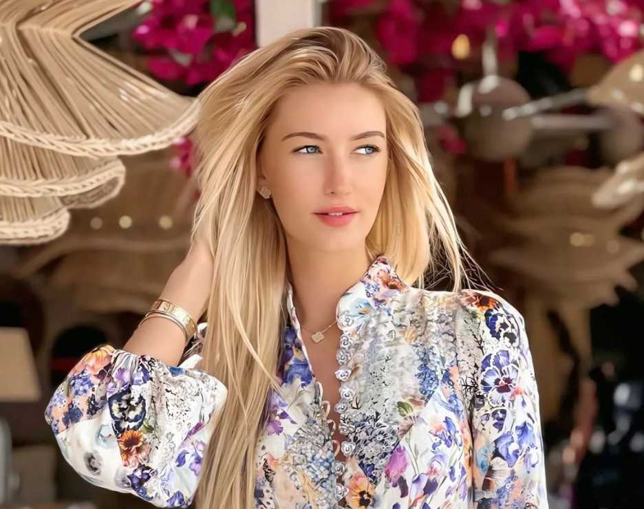 外国人ビューティーライフスタイルフォト誌第129号に掲載されたアマチュアモデルの魅力的な写真