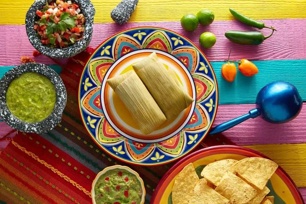 メキシコ：お祭りの装飾とタマレの伝統