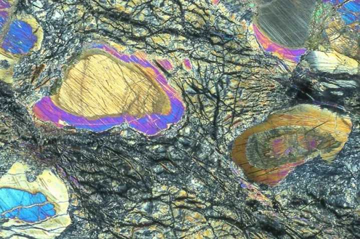 科学者がマントル深部を掘削、史上最深のマントルコアサンプルを入手
