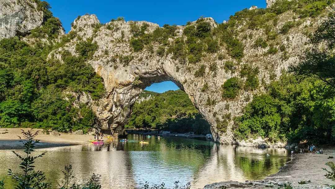 フランス、ポン・ダルク：ショーヴェ洞窟にある3万年前の先史時代の芸術の聖域
