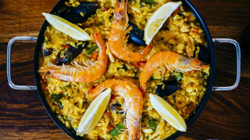 スペインのパエリア：バレンシアの象徴的な料理の誇り