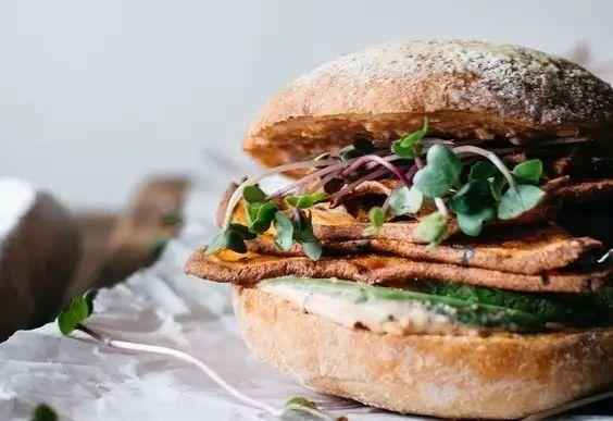 オールアメリカンバーガー:時代を超えた美味しさの層を読み解く