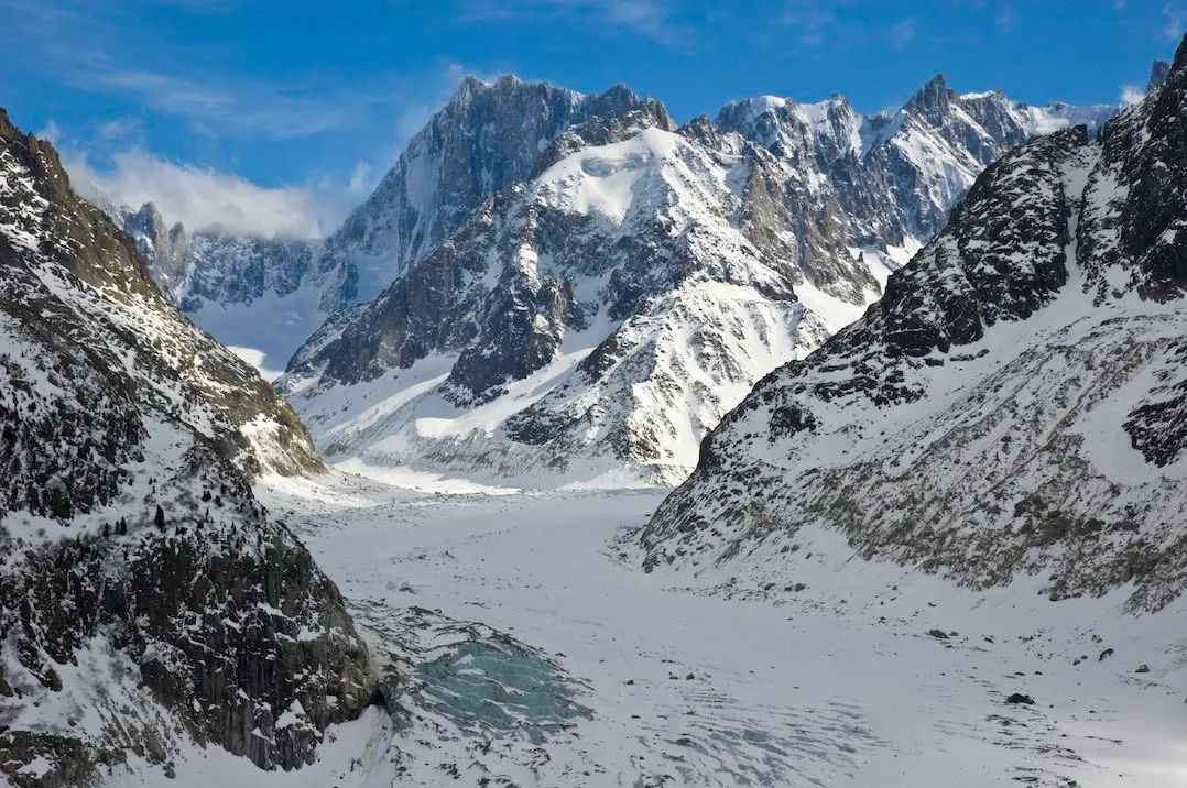 メール・ド・グラス：フランスの氷河の壮大な巨人