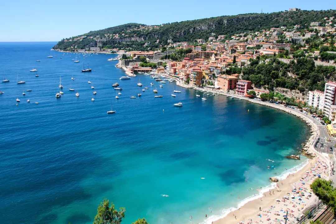 ニースのコルニッシュ：フランスのリビエラ沿いの象徴的な海岸ルート