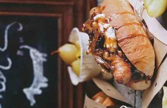 アメリカのホットドッグ:愛される食の伝統アメリカ料理の定番であるホットドッグは、単なるシンプルな食事ではありません。それは料理の歴史に深く根ざした文化的象徴です。その根底には、ホットドッグがあります。